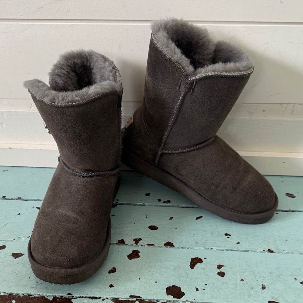 Shearling Suede Size 8 Boots with Crystal button Grey Brand auabP